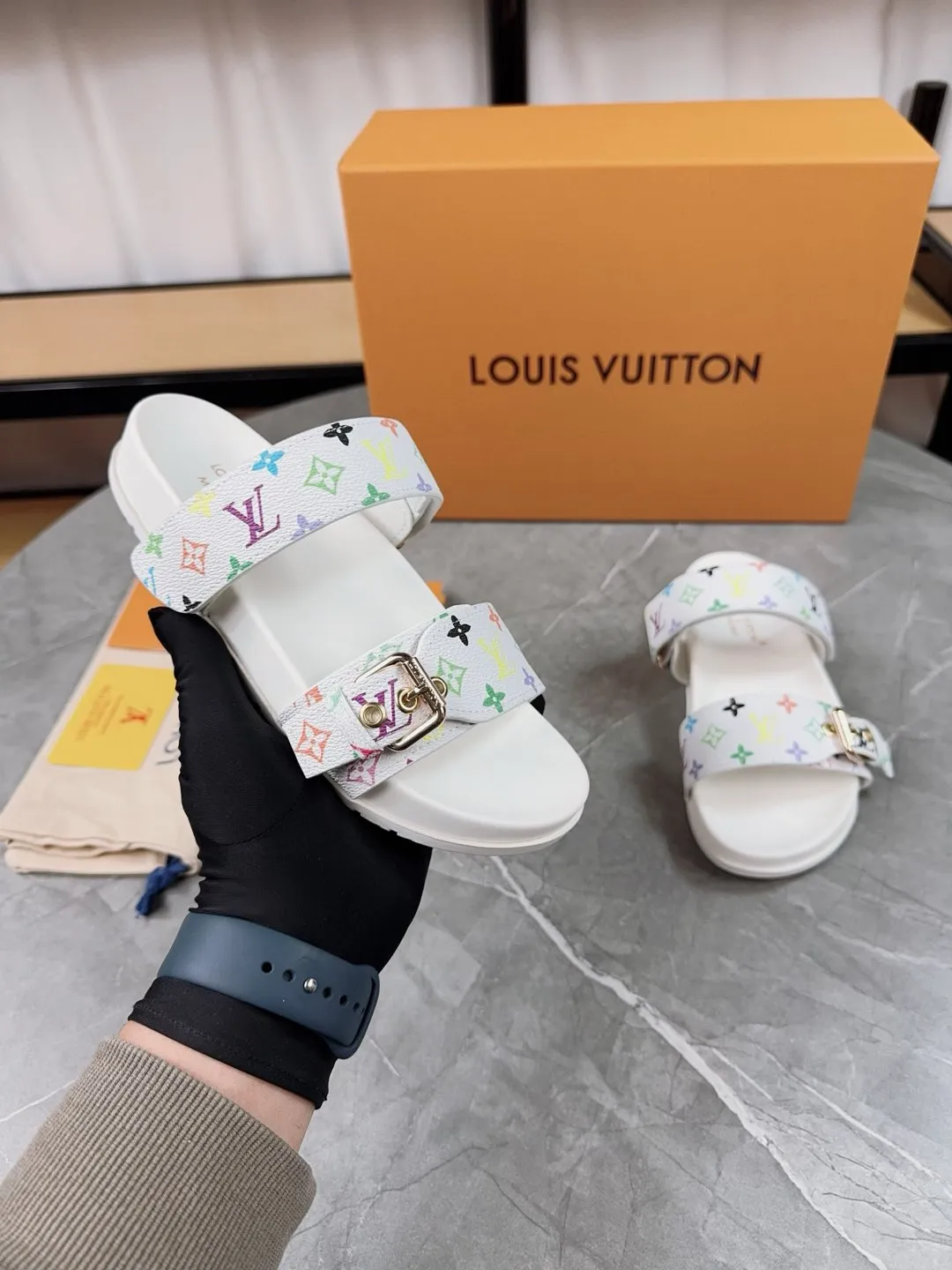 👟👟Ex-factory price 400👟👟 New slippers for spring and summer🌟The belt buckle is adjustable and elastic, full of beach style, original molded LV metal logo decoration, fashionable and beautiful, super versatile🤳🏻upper cowhide/customized imported jacquard fabric/original old-fashioned leather material, water-dyed sheepskin lining (water platform + wear-resistant velvet + rubber sole) three-layer combination outsole 🔶Size: Female 35-43 Male: 38-46